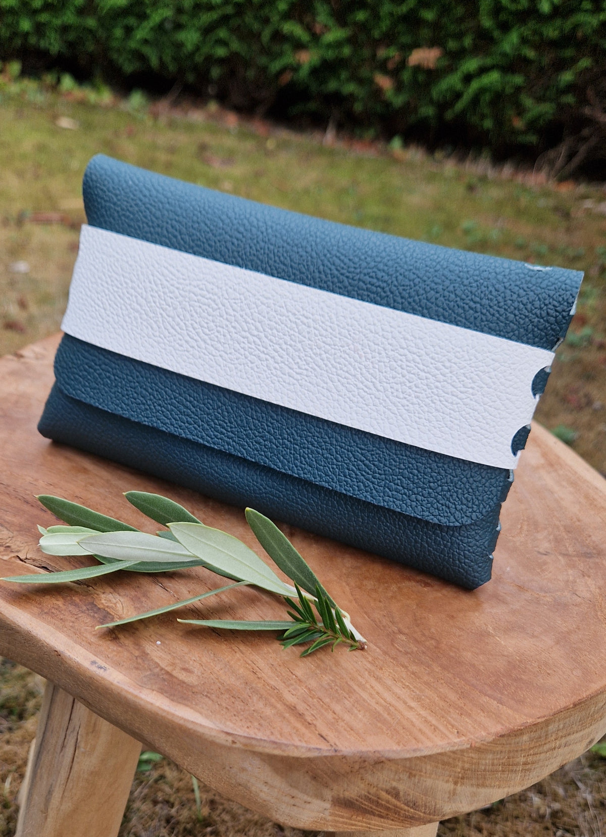 Etui minimaliste (bleu paon foncé et blanc cassé)