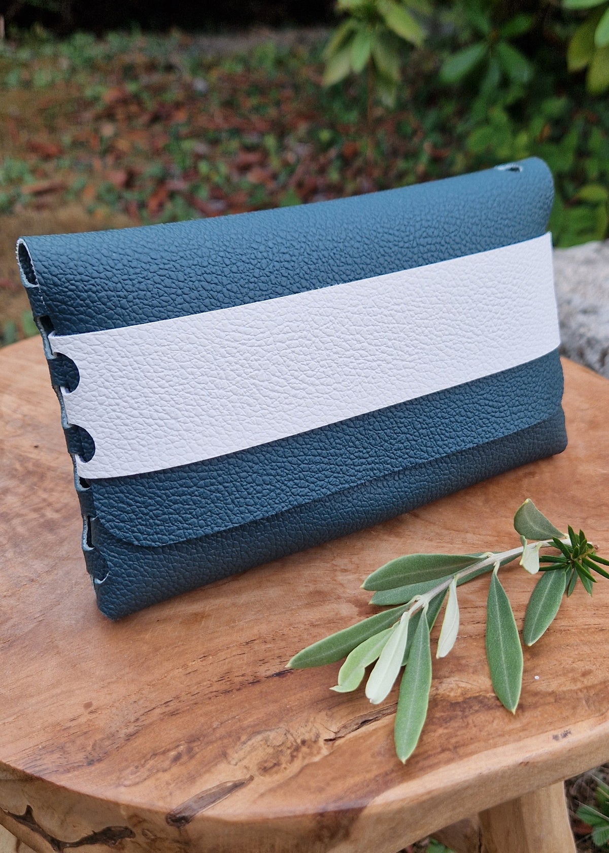 Etui minimaliste (bleu paon foncé et blanc cassé)