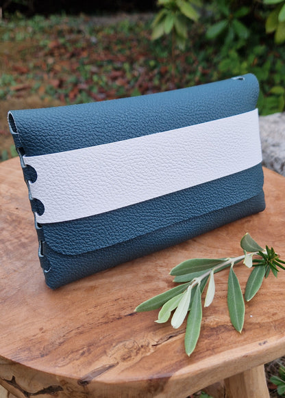 Etui minimaliste (bleu paon foncé et blanc cassé)